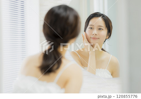 洗面所の若い女性、ビューティーイメージ 洗面所の若い女性、ビューティーイメージ 120855776