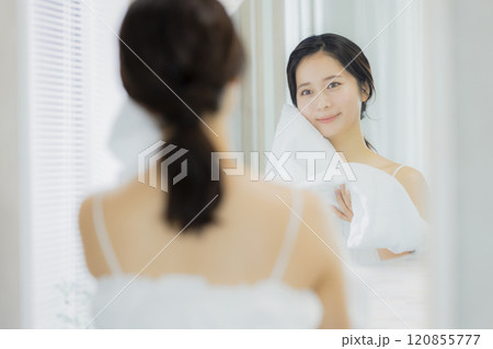 洗面所の若い女性、ビューティーイメージ 洗面所の若い女性、ビューティーイメージ 120855777