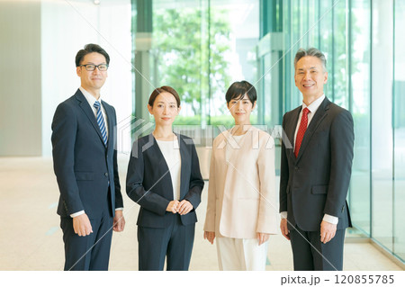 オフィスに並ぶビジネスパーソン 120855785