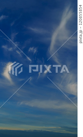 青空に流れる雲 すじ雲 秋 青空に流れる雲 すじ雲 秋 120855854