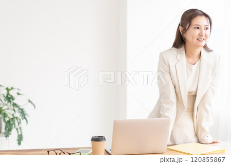 笑顔の女性 ビジネス パソコン 笑顔の女性 ビジネス パソコン 120855867