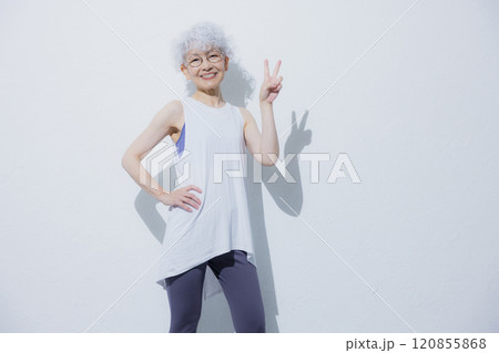 スポーツウェアのシニア女性 スポーツウェアのシニア女性 120855868