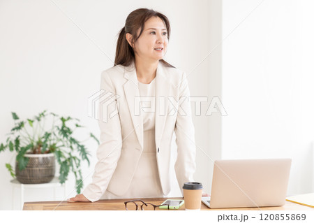 笑顔の女性 ビジネス パソコン 笑顔の女性 ビジネス パソコン 120855869