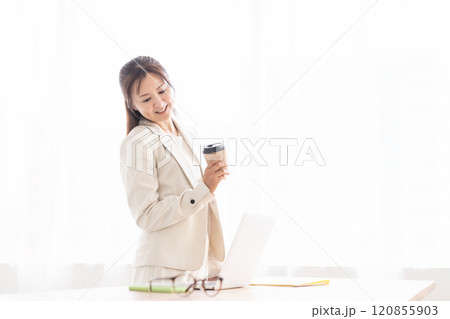 笑顔の女性 ビジネス パソコン 休憩 笑顔の女性 ビジネス パソコン 休憩 120855903