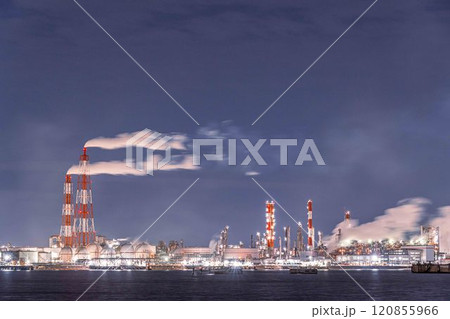 夜の工場地帯にあるコンビナート 120855966