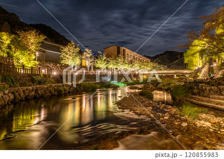 ライトアップされた長門湯本温泉音信川 120855983