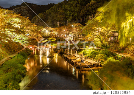 ライトアップされた長門湯本温泉音信川 ライトアップされた長門湯本温泉音信川 120855984