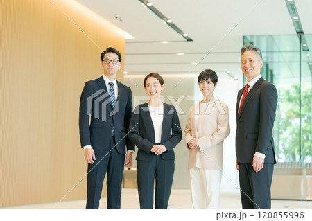 オフィスに並ぶビジネスパーソン 120855996