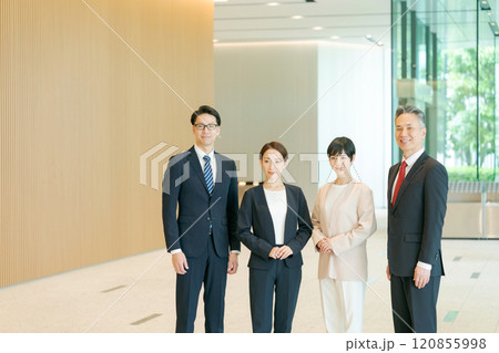 オフィスに並ぶビジネスパーソン 120855998