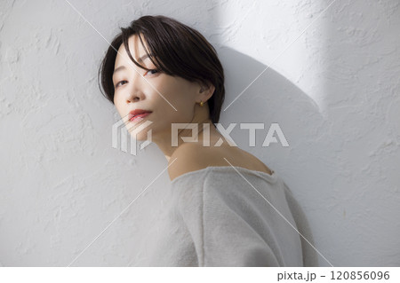 ニットのミドル女性 ニットのミドル女性 120856096