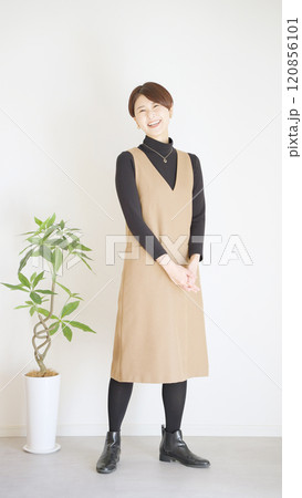 女性秋服冬服のファッションコーディネート全身(縦向き) 女性秋服冬服のファッションコーディネート全身(縦向き) 120856101