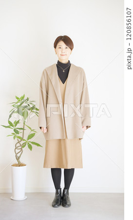 女性秋服冬服のファッションコーディネート全身（縦向き） 120856107