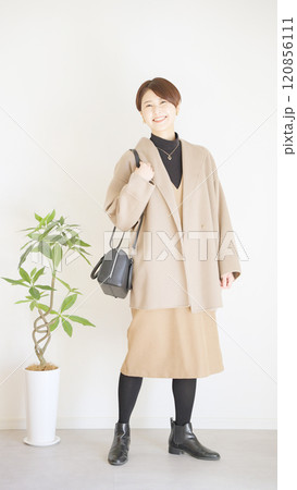 女性秋服冬服のファッションコーディネート全身(縦向き) 女性秋服冬服のファッションコーディネート全身(縦向き) 120856111
