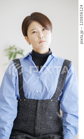 悩む女性 120856124