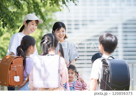 小学生と保護者、朝の通学の登校班の送迎の様子 今日も元気に いってらっしゃい!子供たちの顔無し 小学生と保護者、朝の通学の登校班の送迎の様子 今日も元気に いってらっしゃい!子供たちの顔無し 120856373