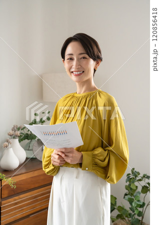 屋内で資料持って立つ女性 120856418