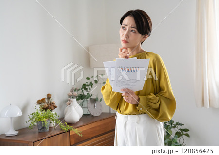 屋内で資料持って立つ女性 屋内で資料持って立つ女性 120856425