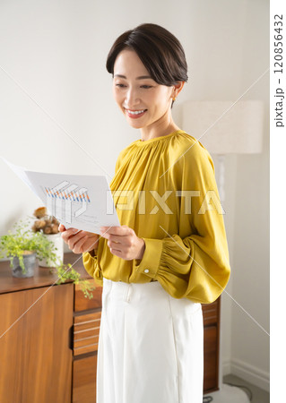 屋内で資料持って立つ女性 屋内で資料持って立つ女性 120856432