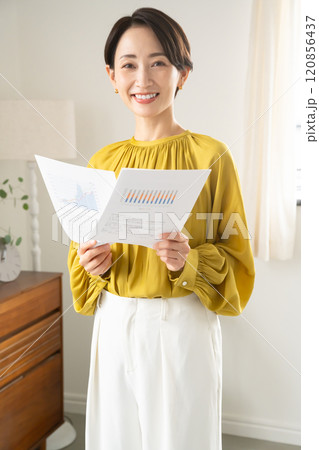 屋内で資料持って立つ女性 120856437