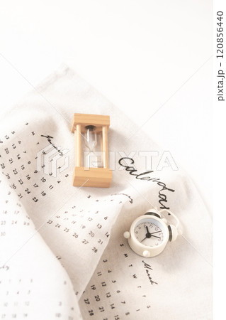 時計・砂時計・カレンダー　時のイメージ 120856440