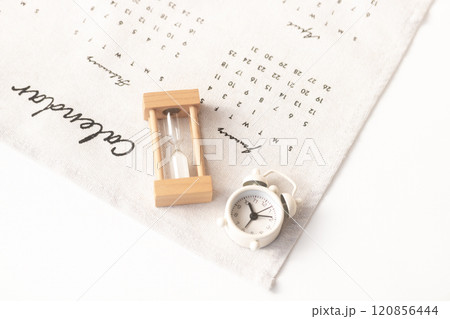 時計・砂時計・カレンダー　時のイメージ 120856444