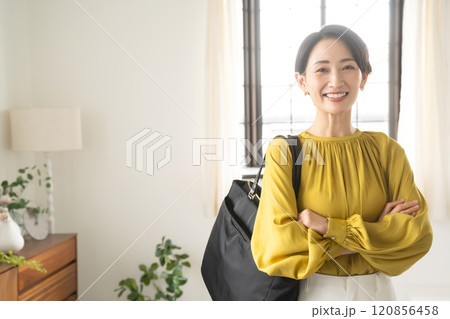 屋内でショルダーバッグを持って立つ女性 屋内でショルダーバッグを持って立つ女性 120856458