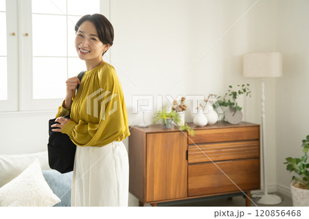 屋内でショルダーバッグを持って立つ女性 屋内でショルダーバッグを持って立つ女性 120856468
