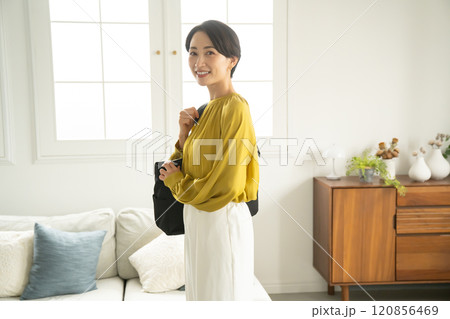 屋内でショルダーバッグを持って立つ女性 屋内でショルダーバッグを持って立つ女性 120856469