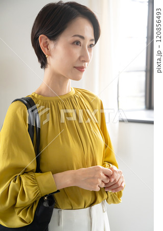 屋内でショルダーバッグを持って立つ女性 屋内でショルダーバッグを持って立つ女性 120856493
