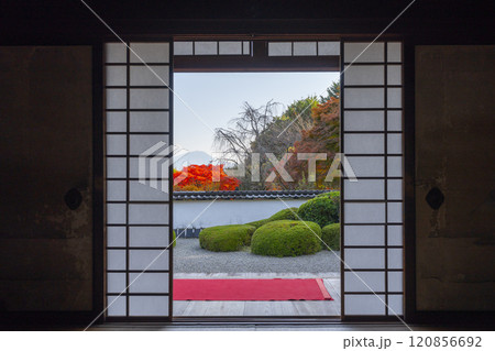 秋の京都　正伝寺　比叡山を借景にした「獅子の児渡し庭園」 120856692