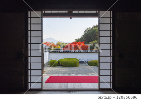 秋の京都　正伝寺　比叡山を借景にした「獅子の児渡し庭園」 120856696