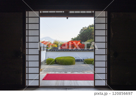 秋の京都　正伝寺　比叡山を借景にした「獅子の児渡し庭園」 120856697