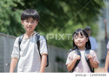 ランドセルを背負った登校する小学生、仲良し兄弟のイメージ 120856886