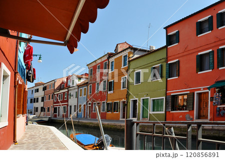 イタリア ヴェネツィア・ラグーン ブラーノ島 カラフルな街並み  イタリア ヴェネツィア・ラグーン ブラーノ島 カラフルな街並み  120856891
