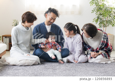リビングルームでくつろぐ冬の家族 120856893
