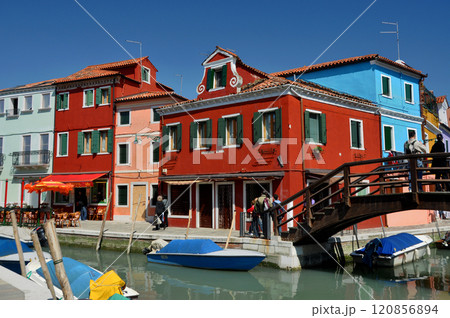 イタリア ヴェネツィア・ラグーン ブラーノ島 カラフルな街並み  イタリア ヴェネツィア・ラグーン ブラーノ島 カラフルな街並み  120856894