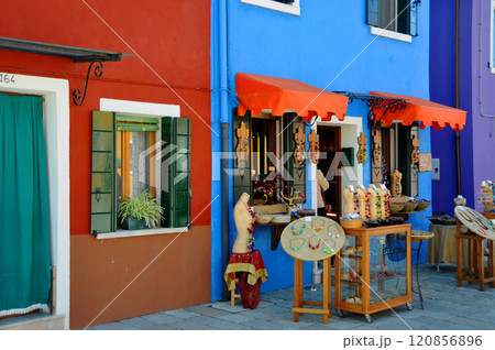 イタリア　ヴェネツィア・ラグーン　ブラーノ島　カラフルな街並み　 120856896