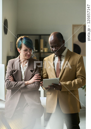 Analysts discussing presentation points Analysts discussing presentation points 120857147