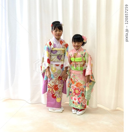 着物を着た姉妹 着物を着た姉妹 120857259