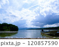 北海道の大沼、湖の岸から見る船と夏雲の空 120857590