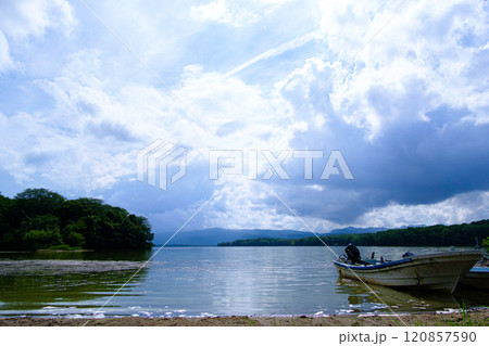 北海道の大沼、湖の岸から見る船と夏雲の空 北海道の大沼、湖の岸から見る船と夏雲の空 120857590