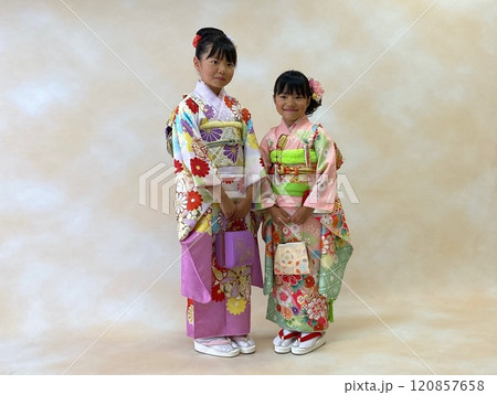 振袖を着た女性と姉妹のイメージ 振袖を着た女性と姉妹のイメージ 120857658