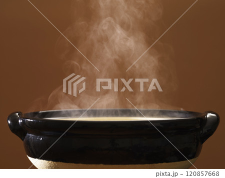 湯気が立ち上る土鍋　鍋料理イメージ 120857668