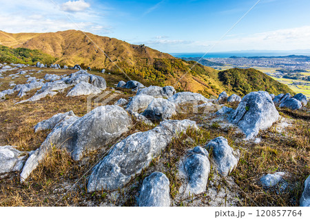平尾台の秋景色・草紅葉　【福岡県北九州市】 120857764