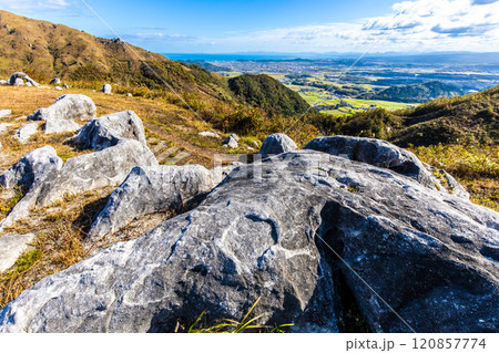 平尾台の秋景色・草紅葉　【福岡県北九州市】 120857774
