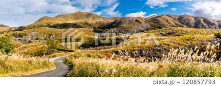 平尾台の秋景色・草紅葉 パノラマ 【福岡県北九州市】 平尾台の秋景色・草紅葉 パノラマ 【福岡県北九州市】 120857793