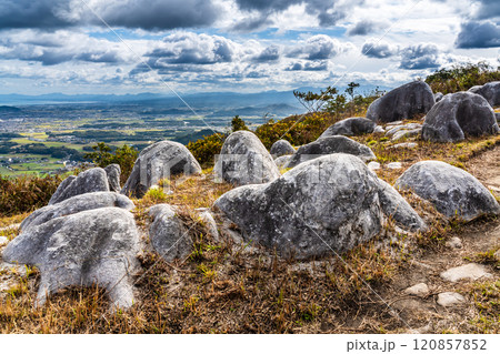 平尾台の秋景色・草紅葉　【福岡県北九州市】 120857852
