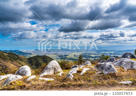 平尾台の秋景色・草紅葉　【福岡県北九州市】 120857853