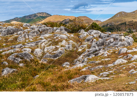 平尾台の秋景色・草紅葉　【福岡県北九州市】 120857875