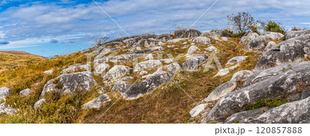 平尾台の秋景色・草紅葉　パノラマ　【福岡県北九州市】 120857888